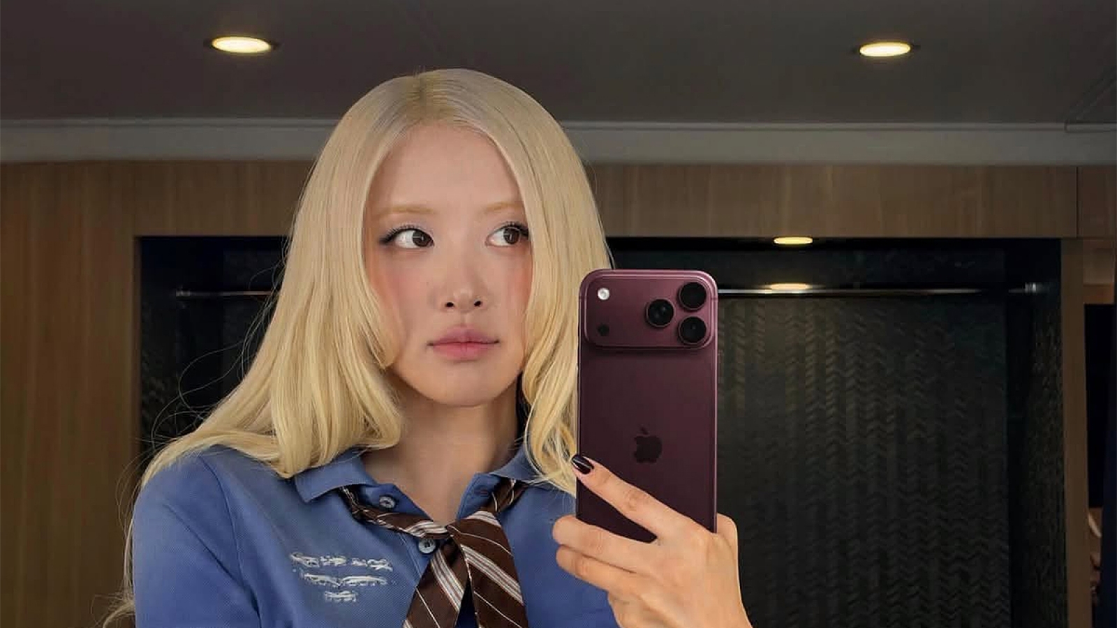 Rosé selfie bằng iPhone 18 Pro, Apple lập tức làm điều chưa từng có