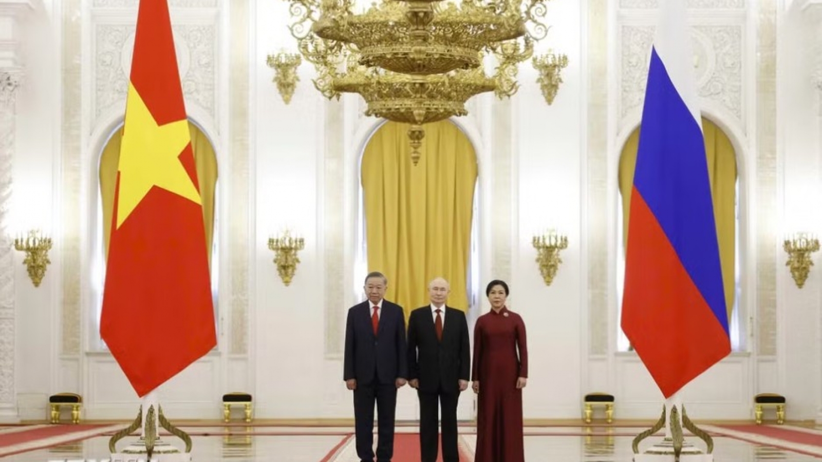 Russian President welcomes top leader To Lam on state visit