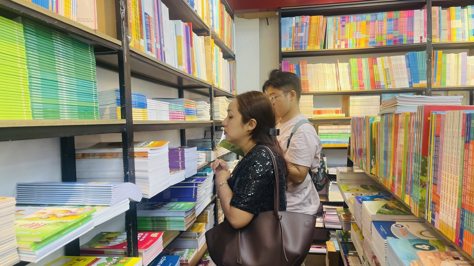 Thiếu sách giáo khoa: Gỡ điểm nghẽn để sách đến tay học sinh
