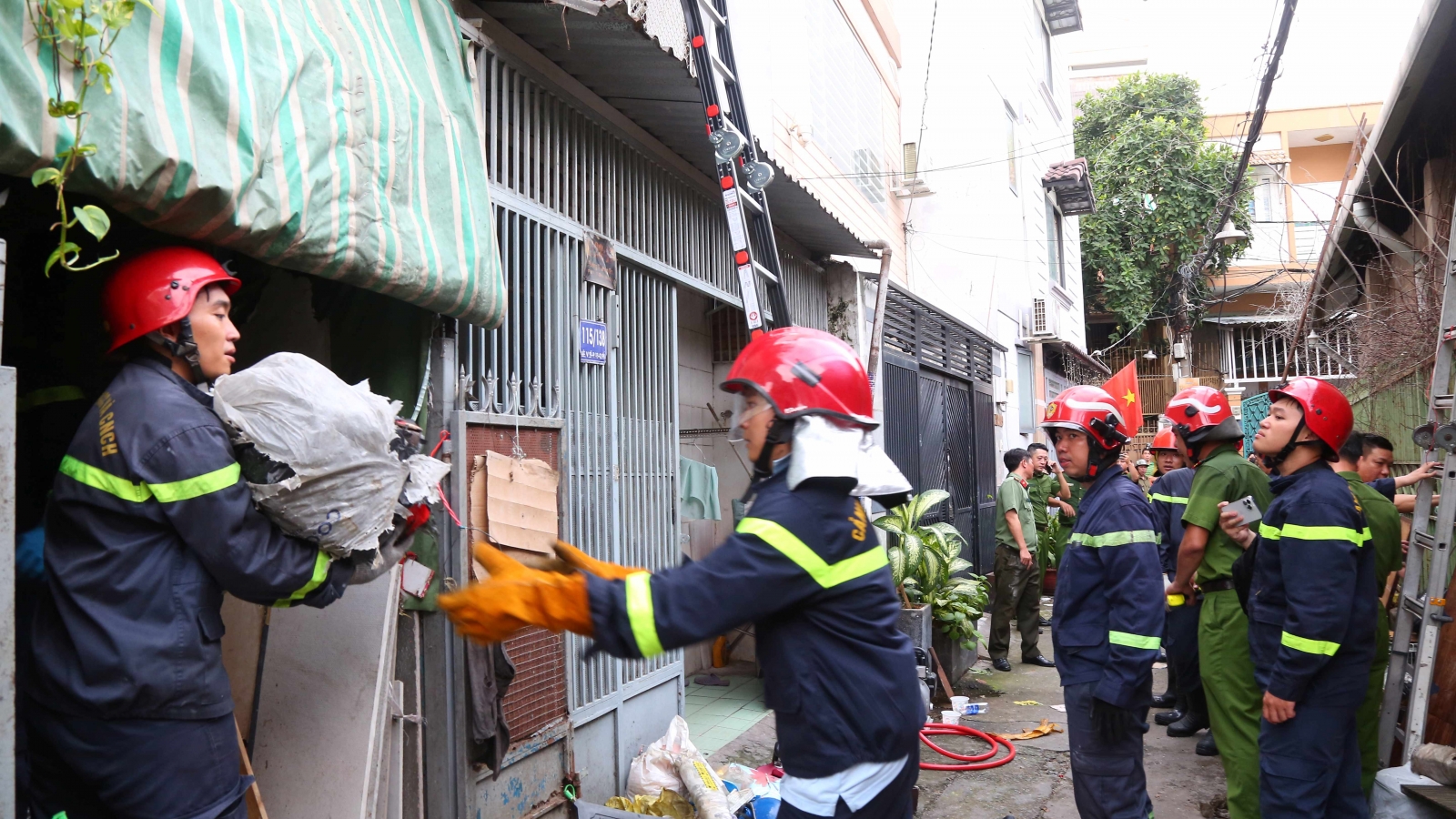 Sập gác gỗ căn nhà ở TP.HCM, cảnh sát cứu thoát 3 người gặp nạn