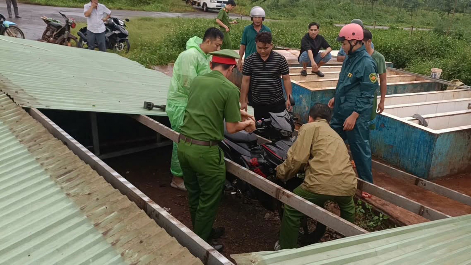 Chòi tôn 200m² đổ sập trong mưa lớn ở Đồng Nai, 7 người kịp tháo chạy thoát thân