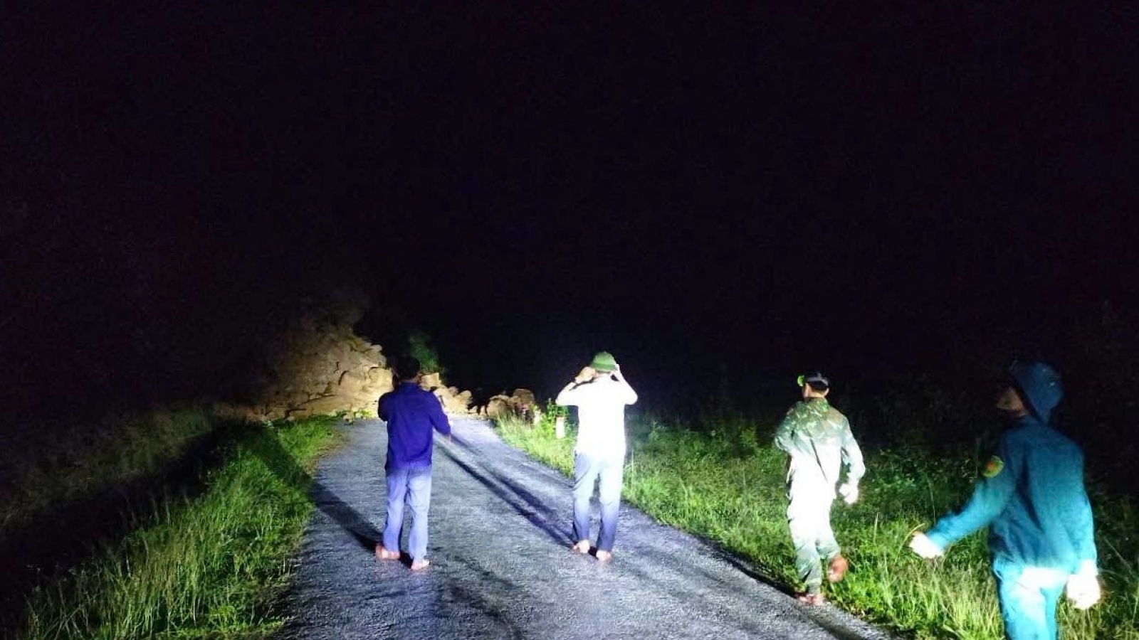 Đoàn kiểm tra sạt lở thoát hiểm trong gang tấc ở Nghệ An