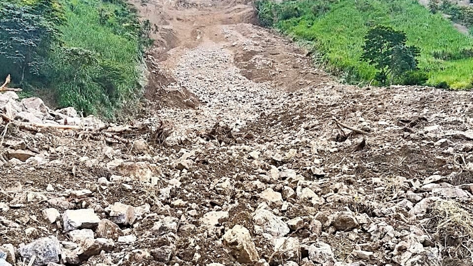 Hàng trăm khối đất đá bất ngờ từ núi cao đổ xuống giữa trời nắng ở Nghệ An