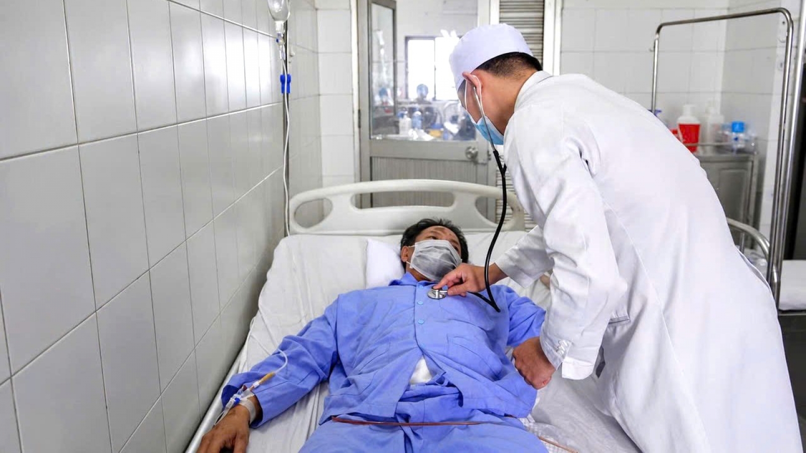 Báo động đỏ nội viện cứu sống bệnh nhân nam bị hai thanh sắt xuyên thấu