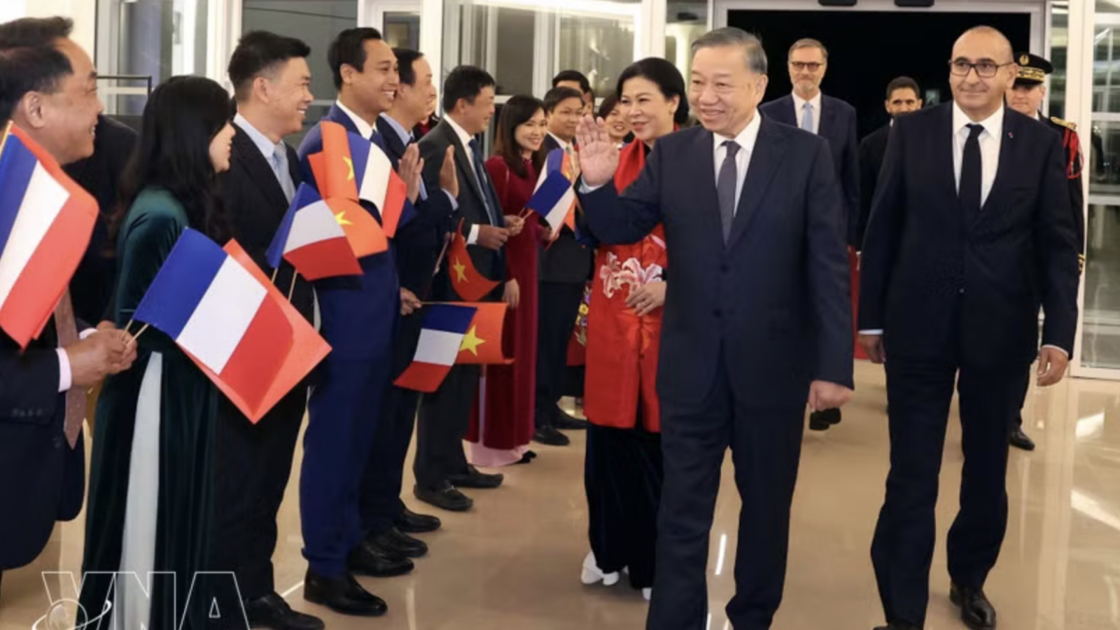 Top leader of Vietnam arrives in Paris for official visit to France