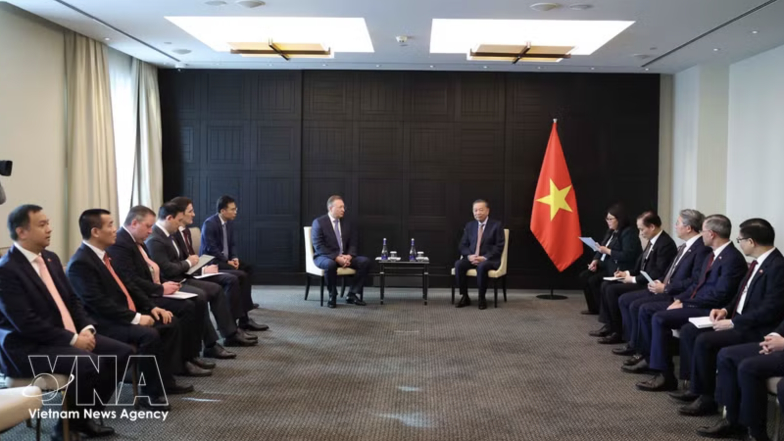 Top leader meets with Russian corporate executives, distinguished scientist