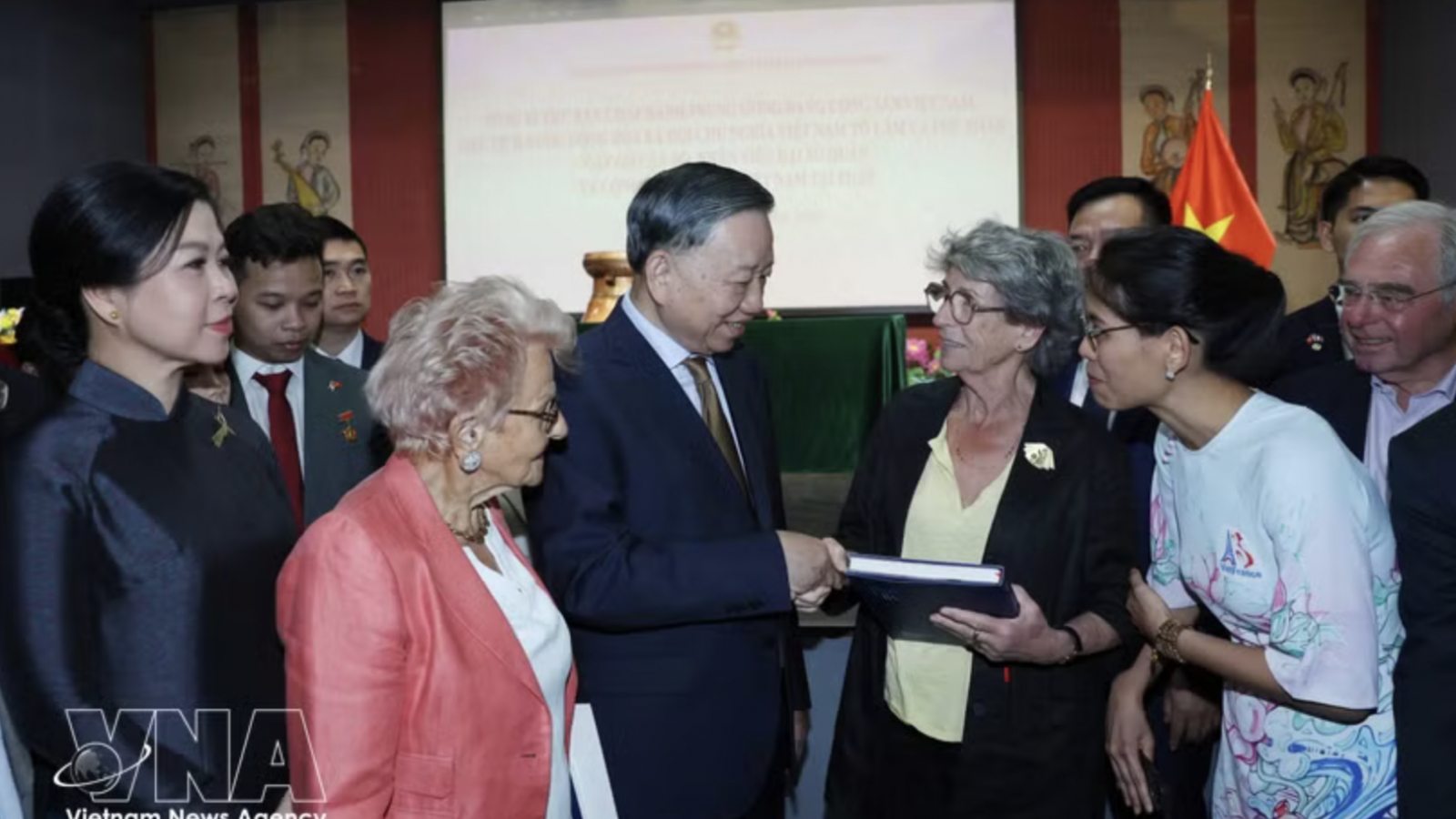 Top leader meets embassy staff, representatives of Vietnamese community in France