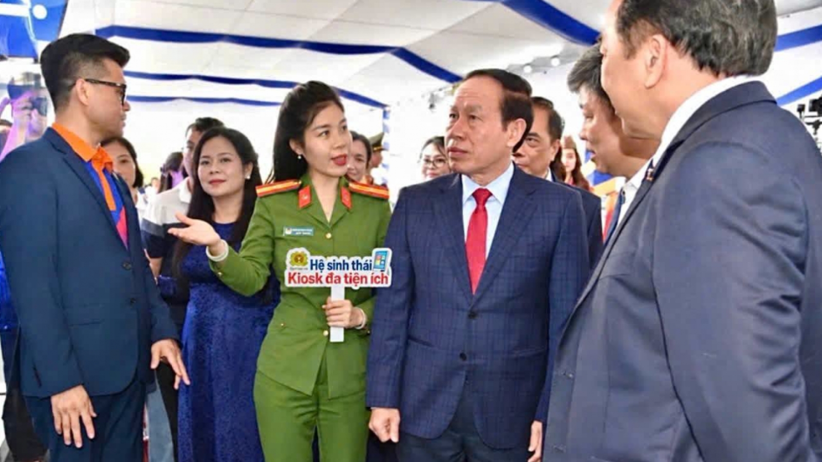 Phó Thủ tướng Lê Tiến Châu trải nghiệm Trạm Công dân số tại Hà Nội