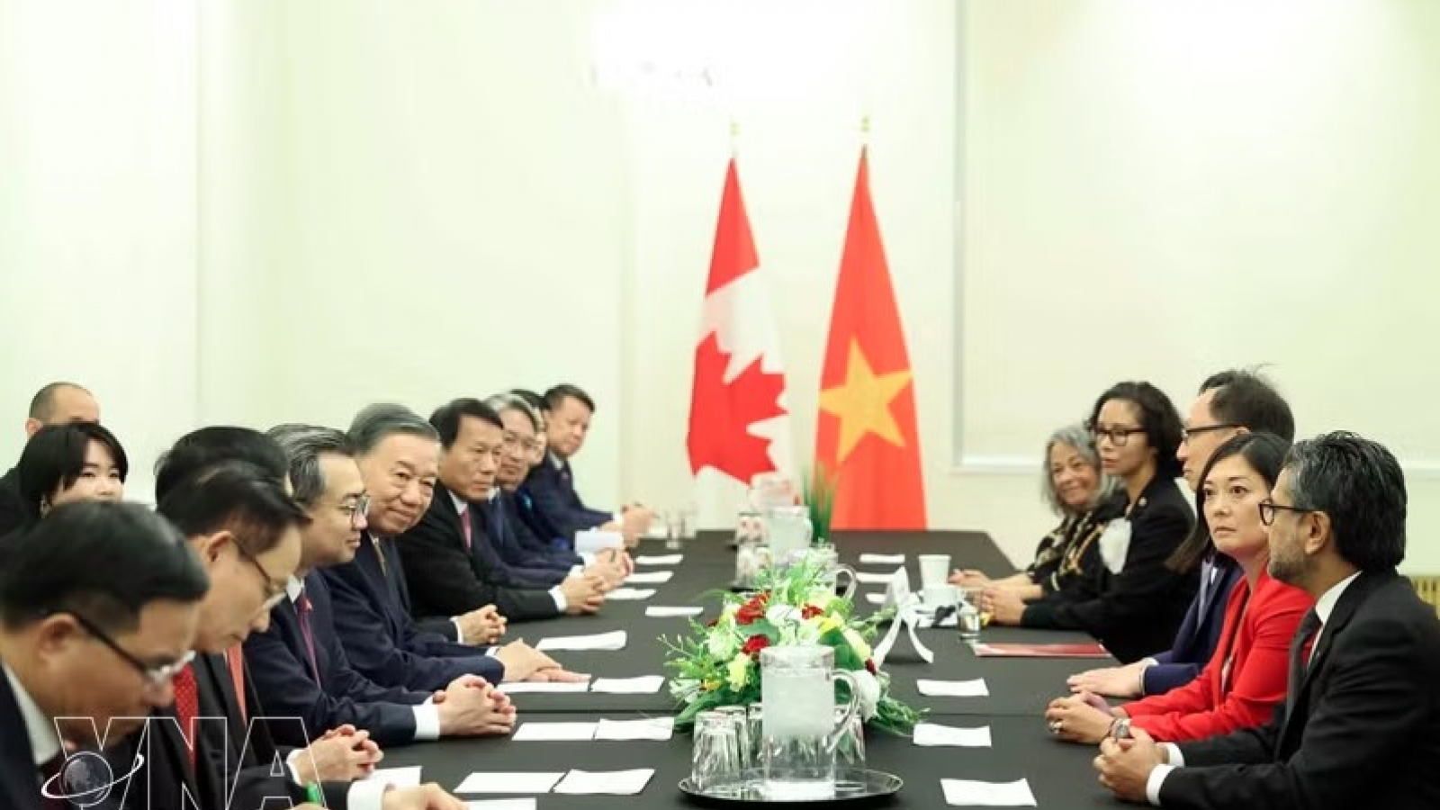 Top leader receives Canada-Vietnam Parliamentary Friendship Group