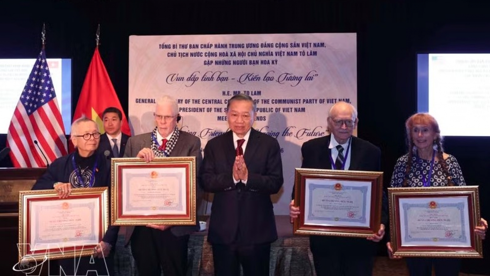 Party General Secretary and President meets American friends