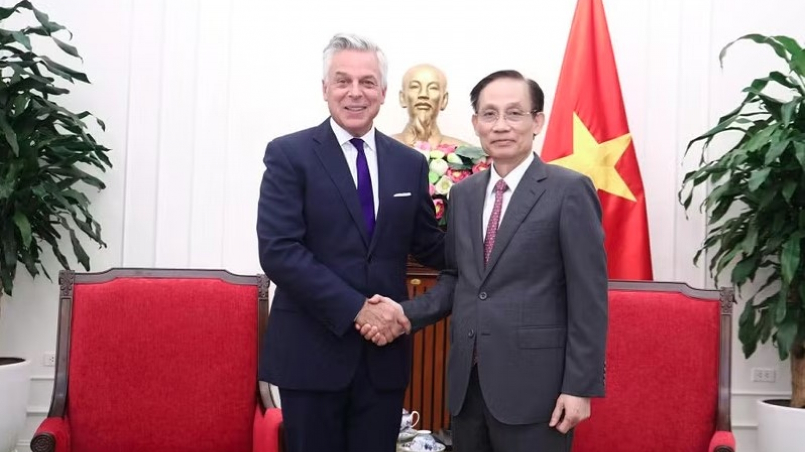 FM Le Hoai Trung receives Mastercard Vice Chairman Jon M. Huntsman