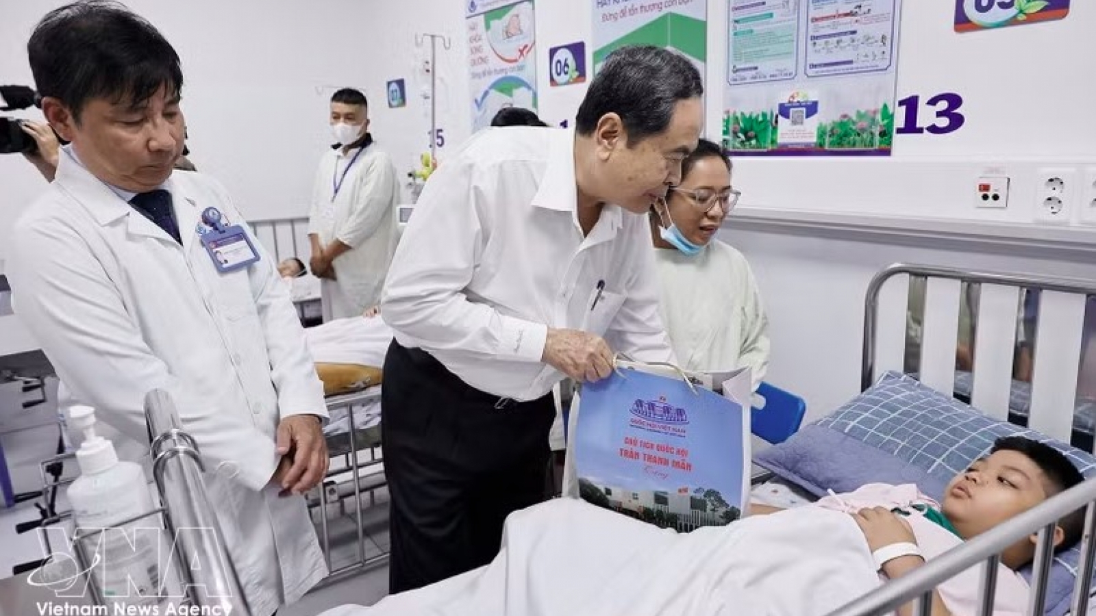 NA President visits child patients in Ho Chi Minh City on Mid-Autumn Festival