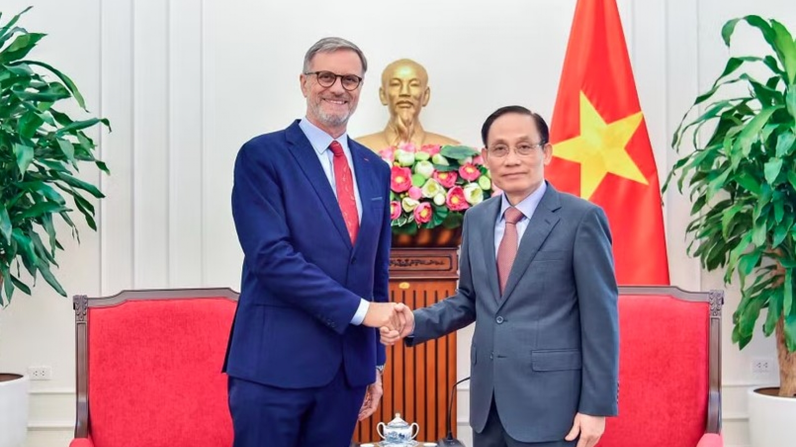 Outgoing ambassador pledges continued contributions to France-Vietnam relations