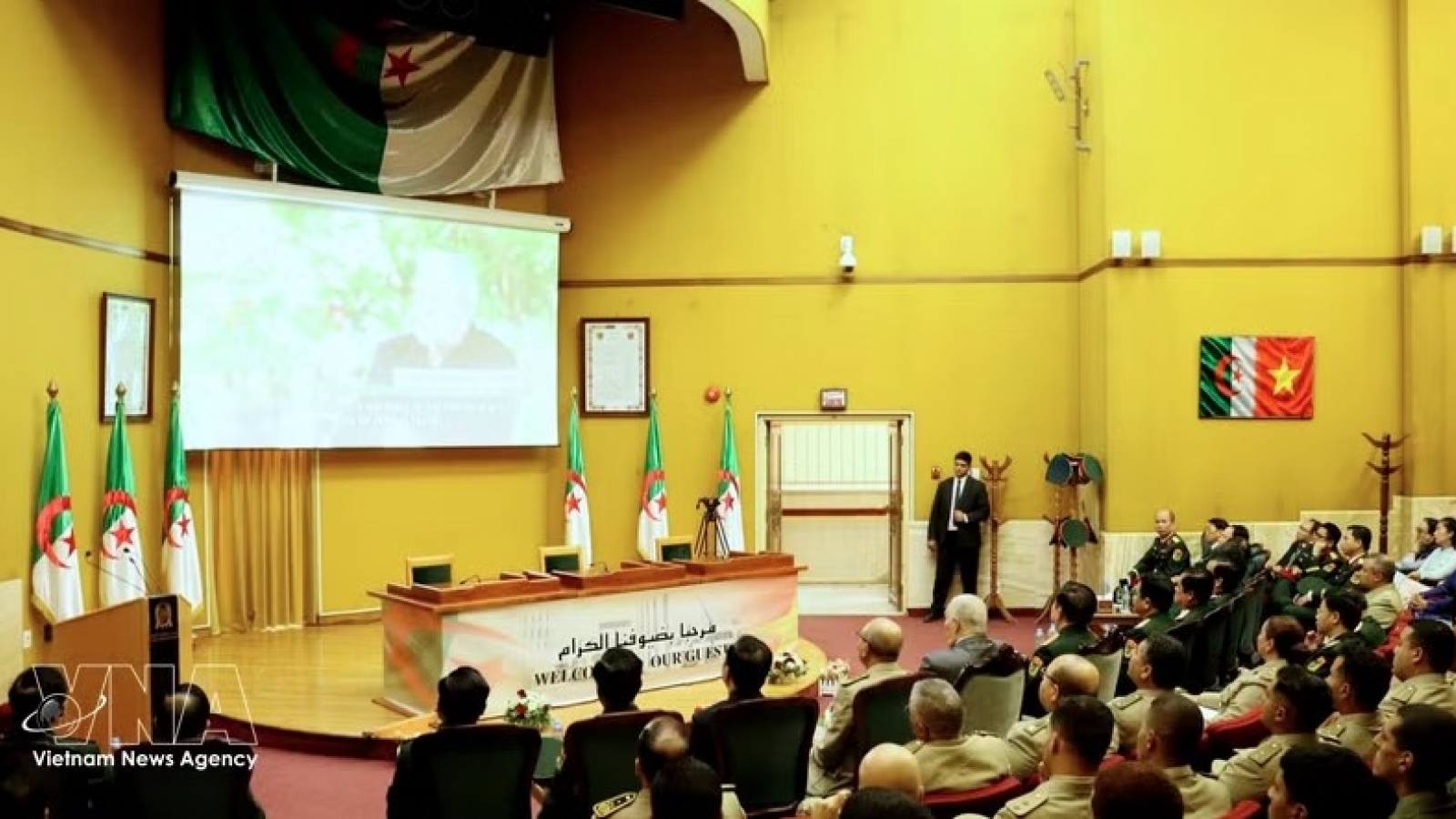 Vietnam, Algeria look back on history, enduring friendship