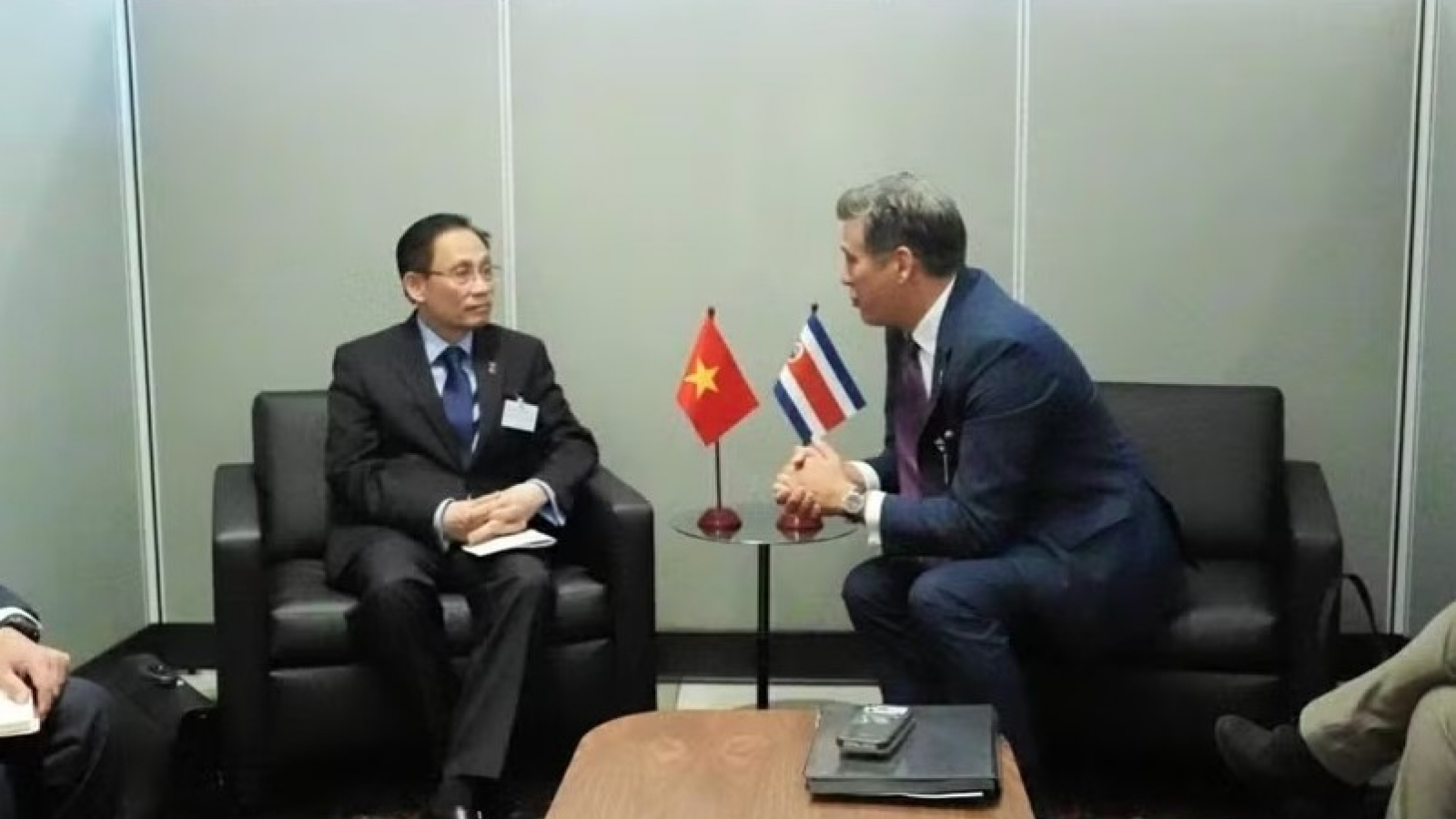 Vietnamese FM meets with foreign counterparts on UNGA 81 sidelines