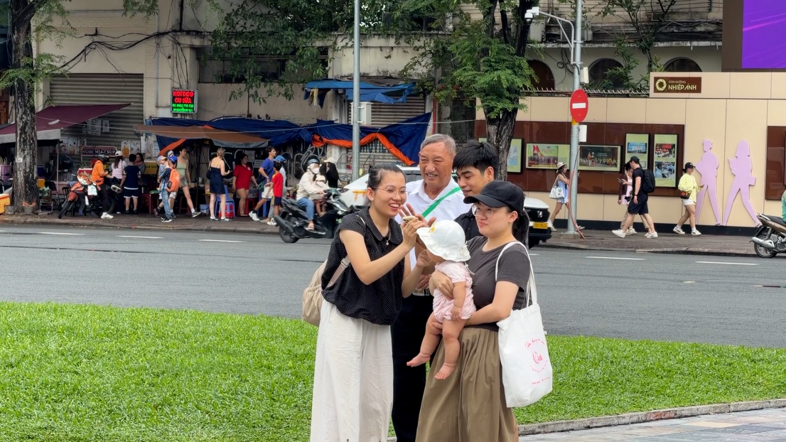 Nghỉ lễ 2/9 không đi chơi xa, người TP.HCM làm du khách trên "sân nhà"