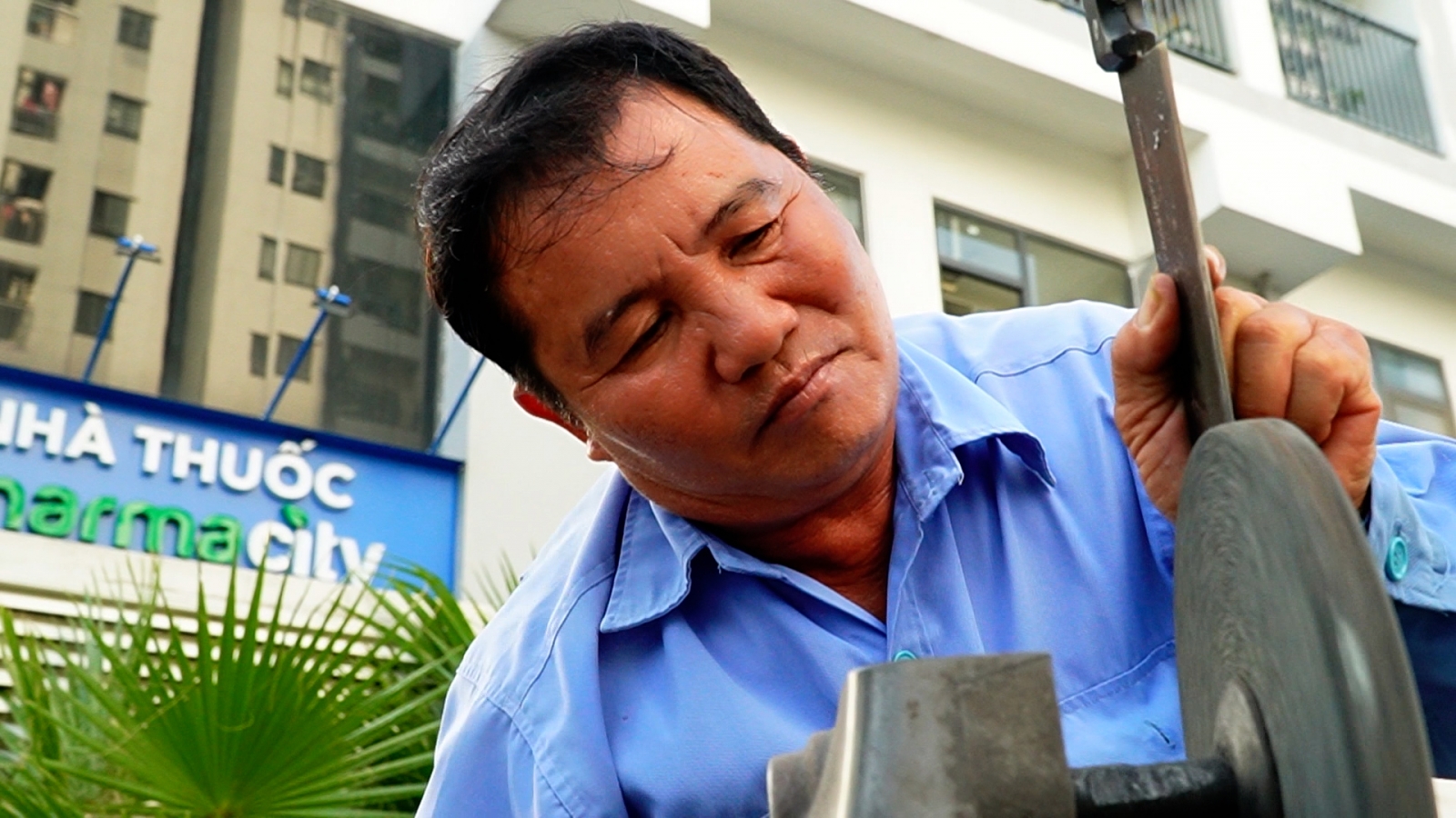 Nghề mài dao dạo trên phố, kiếm tiền triệu mỗi ngày
