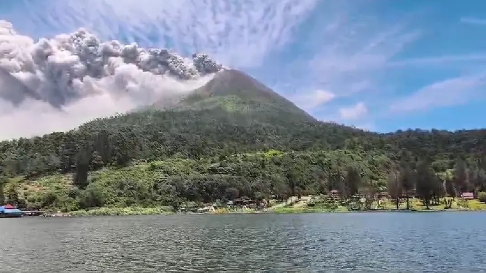 Núi lửa Sinabung (Indonesia) phun trào sau 5 năm, chính quyền nâng mức cảnh báo
