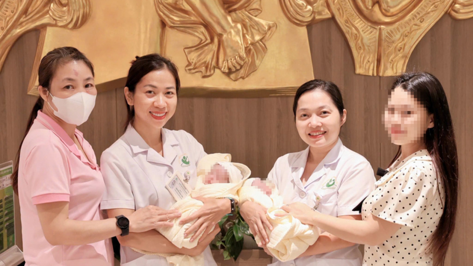 Thai phụ 19 tuổi xin bác sĩ mở nhạc Doremon khi can thiệp cứu song thai