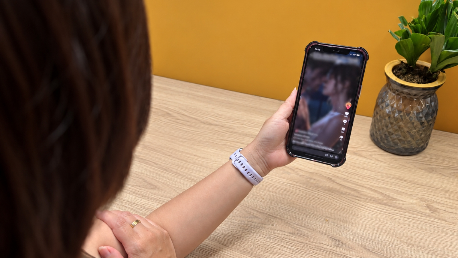 Vì sao biết phim ngắn AI “nhảm” nhưng người trẻ vẫn khó dừng xem?