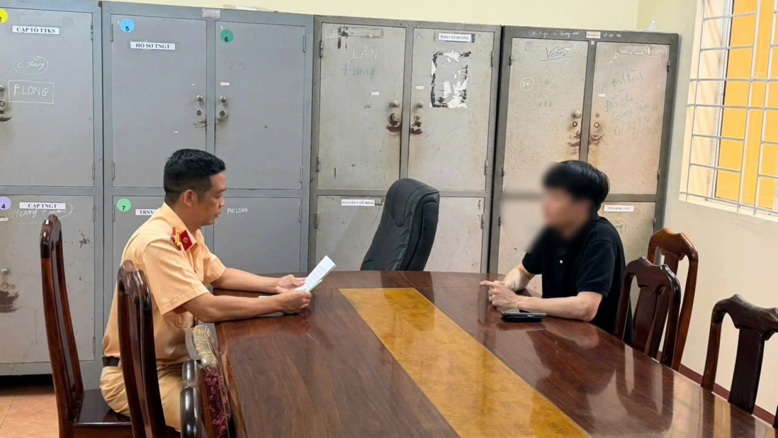 Ô tô đi lấn làn, tông xe đạp điện rồi bỏ mặc nạn nhân giữa trời mưa