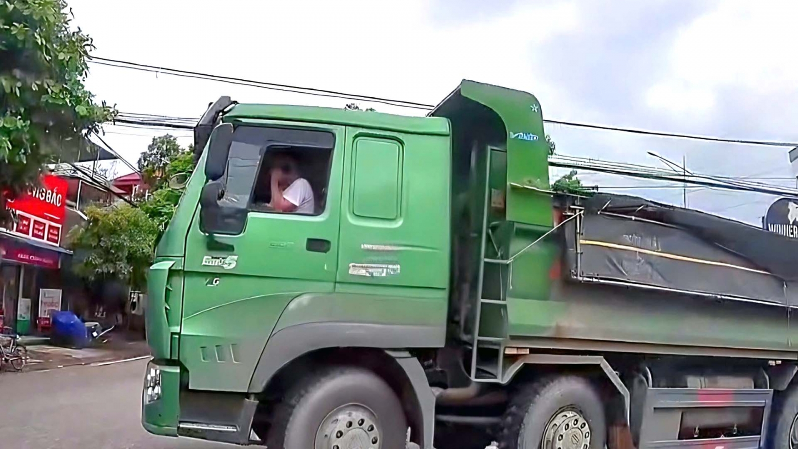 CSGT Thái Nguyên xử lý tài xế dùng điện thoại khi lái xe
