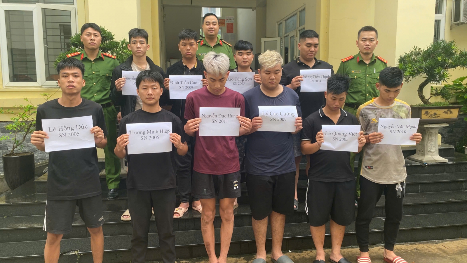 Mâu thuẫn với người anh, nhóm thanh niên tấn công nhầm người em sinh đôi