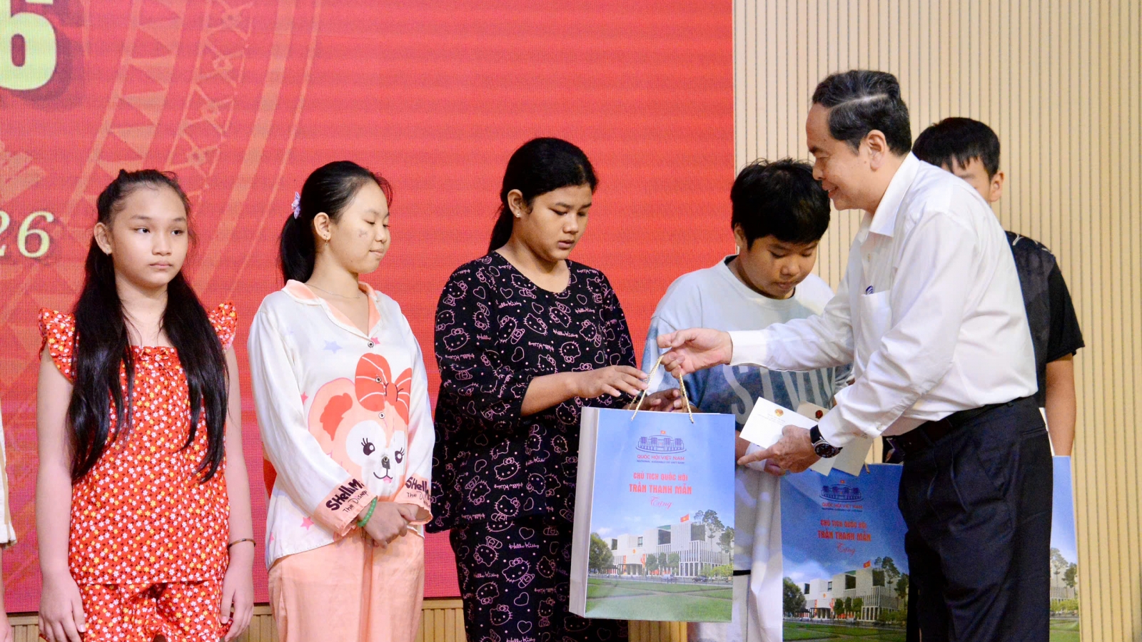 Chủ tịch Quốc hội thăm, tặng quà các bệnh nhi nhân Tết Trung thu 2026