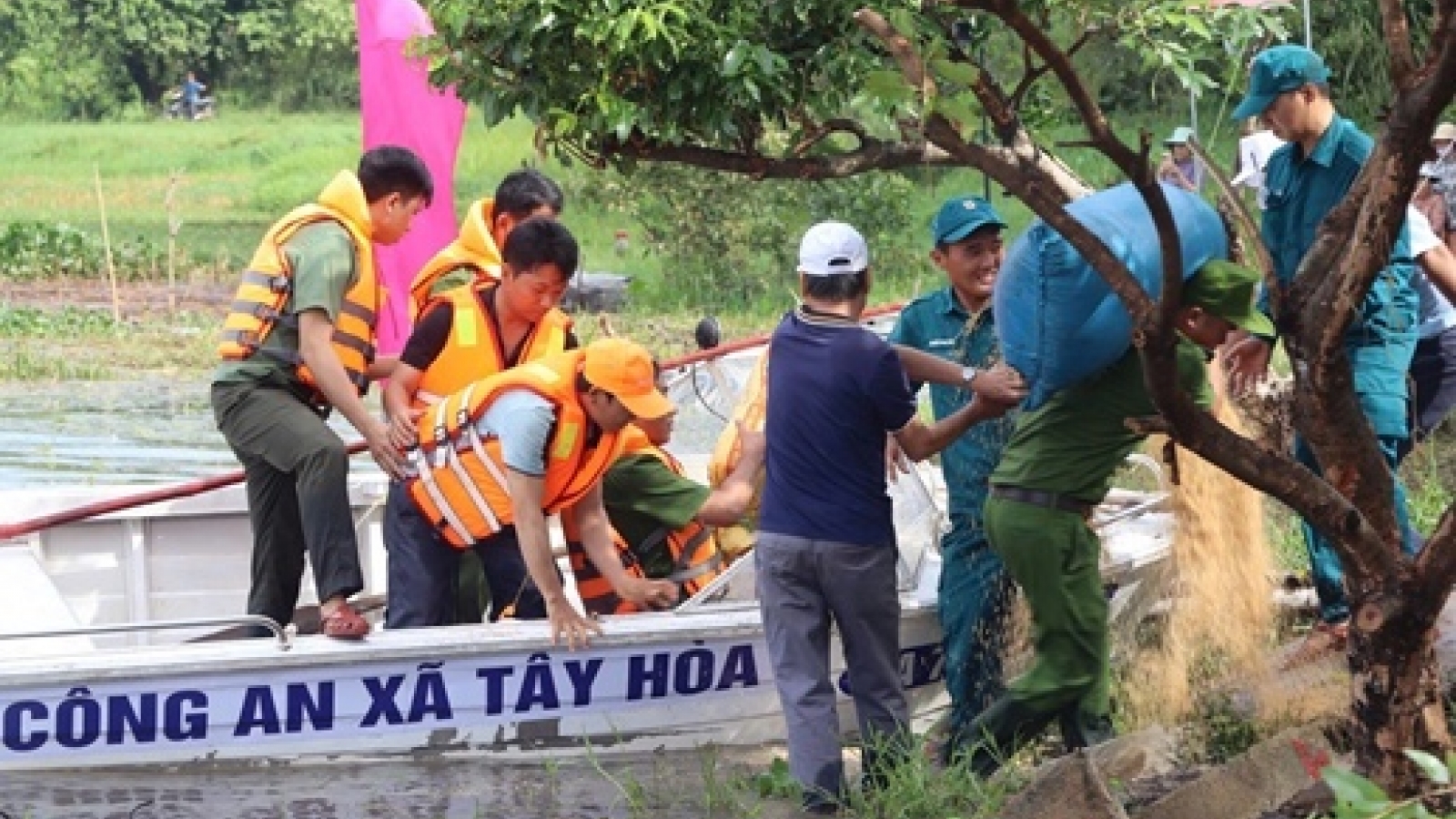Công an xã ở Đắk Lắk rèn kỹ năng cứu hộ mùa mưa