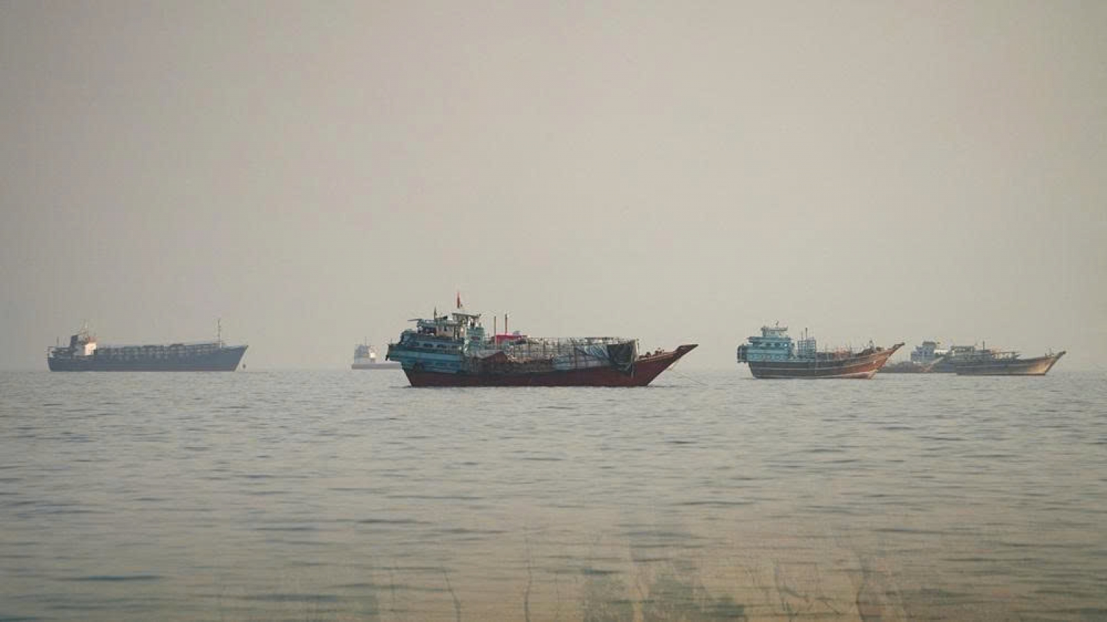 3 tàu dầu bị tấn công tại eo Hormuz trong 1 ngày
