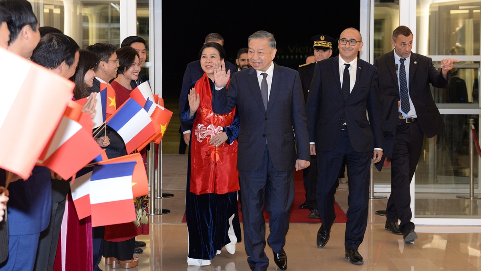 Tổng Bí thư, Chủ tịch nước Tô Lâm đến Paris, bắt đầu thăm chính thức Cộng hòa Pháp