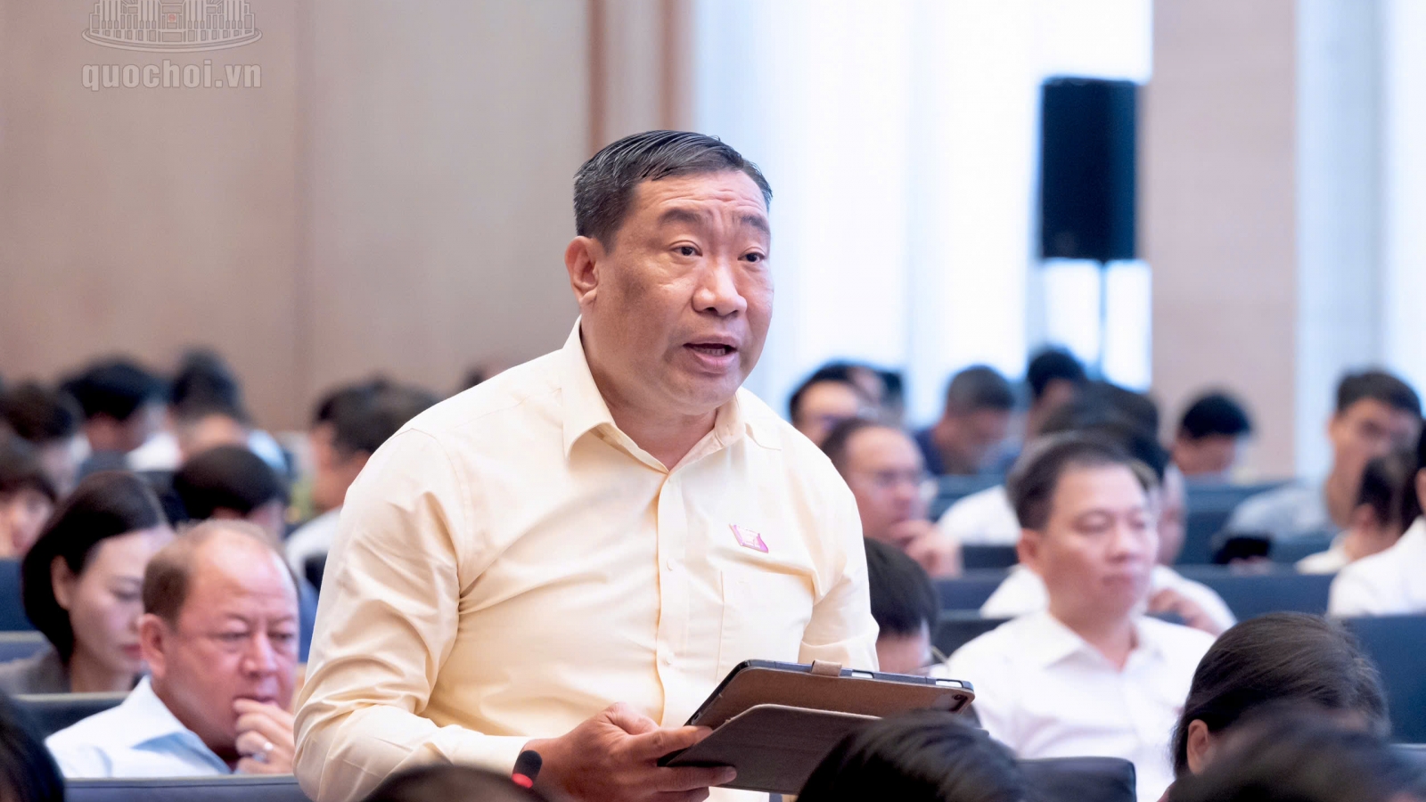 ĐBQH: Cân nhắc kỹ việc hoãn xuất cảnh, cắt điện nước để cưỡng chế xử phạt