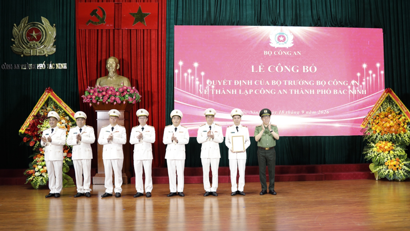 Công bố quyết định thành lập Công an thành phố Bắc Ninh và 12 công an phường