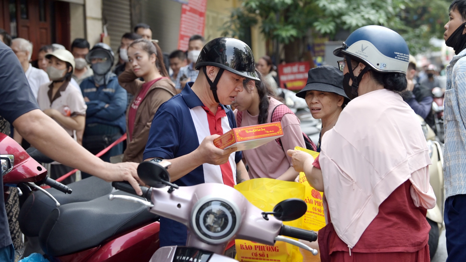 Thị trường bánh Trung thu truyền thống: Khách xếp hàng, đợi hàng tiếng mua bánh