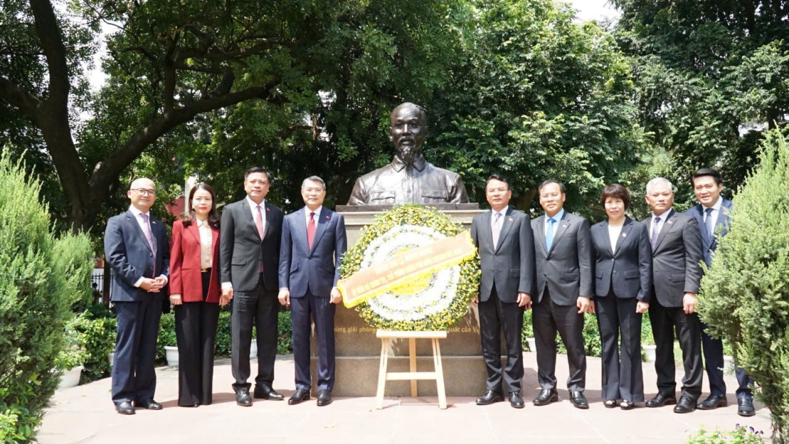 Thủ tướng Lê Minh Hưng dâng hoa tại Tượng Chủ tịch Hồ Chí Minh ở Thủ đô New Delhi