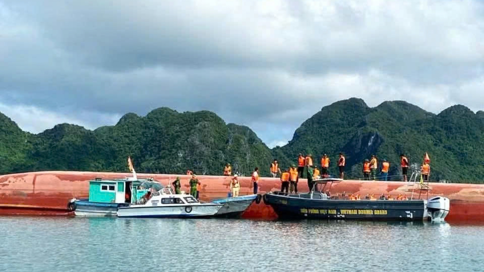 Khởi tố thuyền trưởng đi lệch luồng, va đá ngầm khiến 2 người tử vong