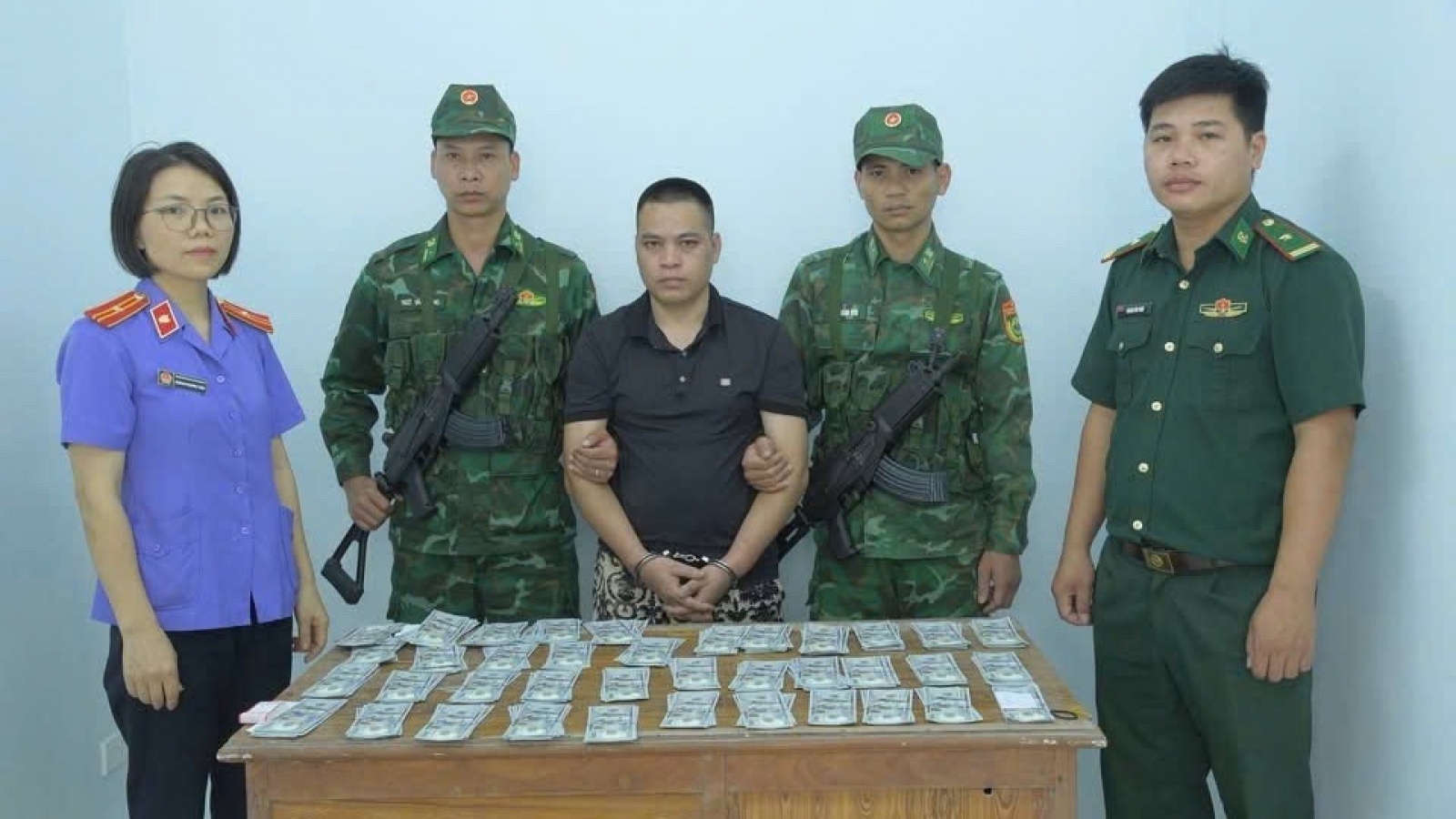 Lạng Sơn bắt đối tượng vận chuyển 392 tờ 100 USD nghi giả