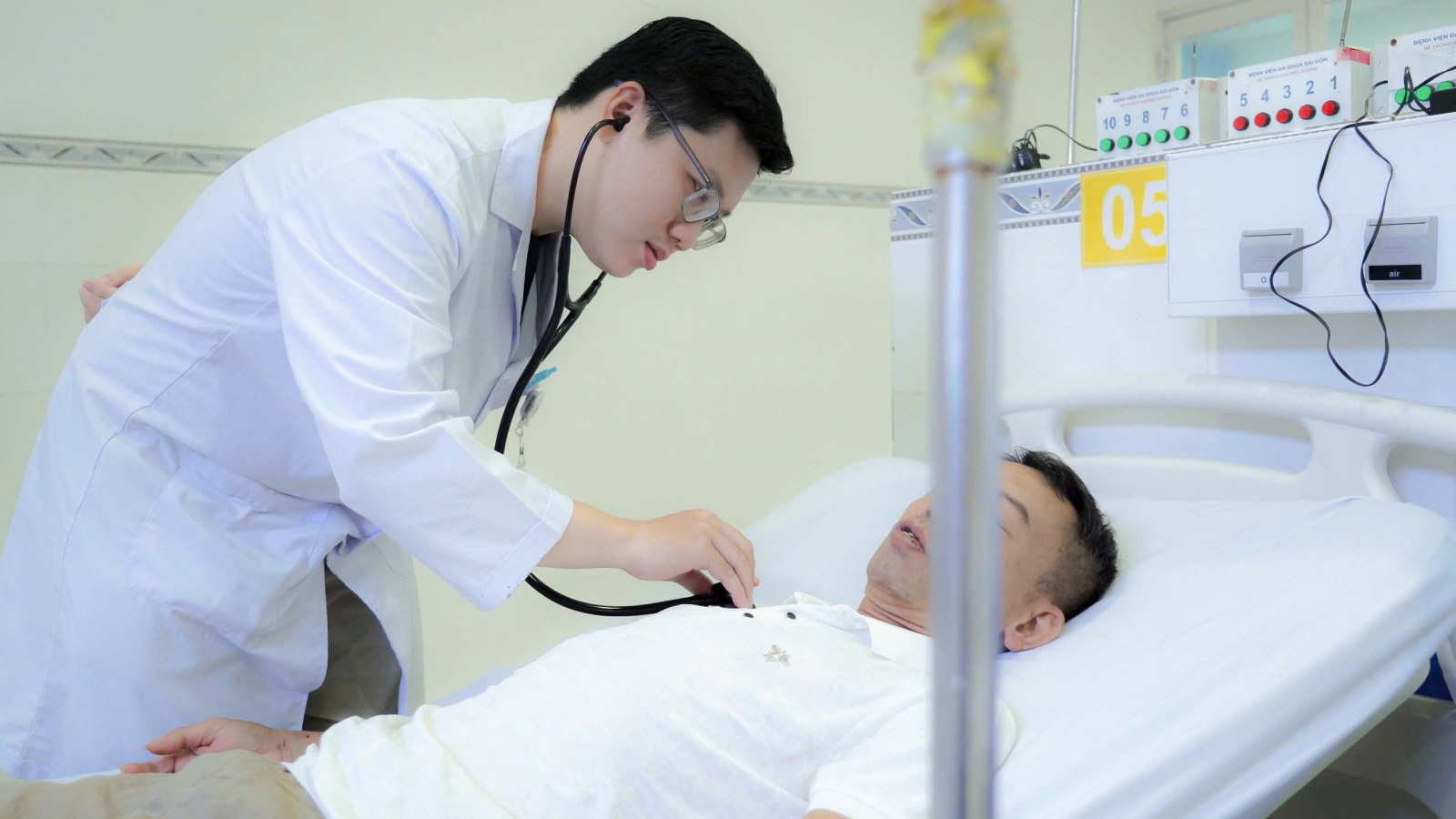Người đàn ông đột ngột ngừng tim khi đang ăn tối