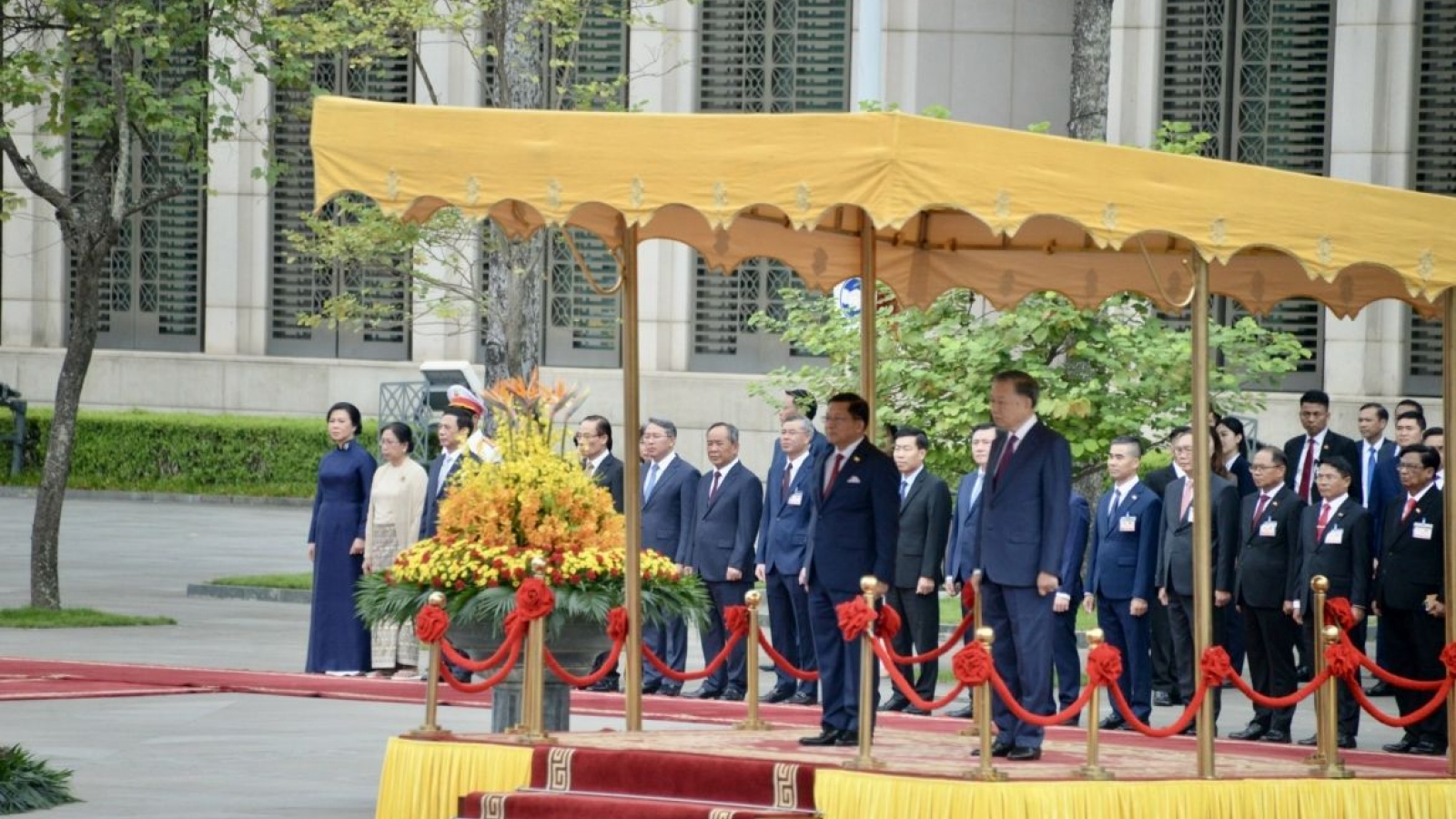 President Min Aung Hlaing warmly welcomed in Hanoi on Vietnam visit