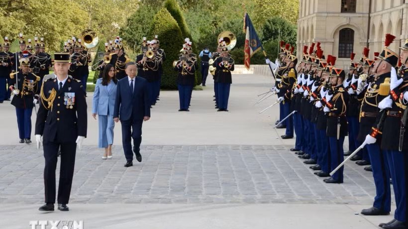 Top leader To Lam receives warm welcome in France on official visit