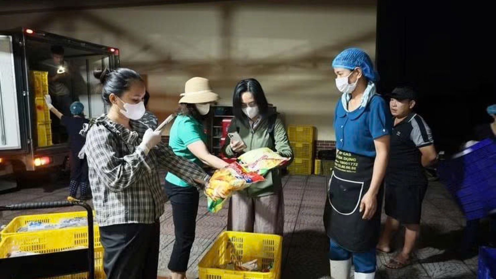 Suất ăn bán trú ở Hà Nội bị ví “giống tóp mỡ”: Dừng hợp đồng với đơn vị cung cấp