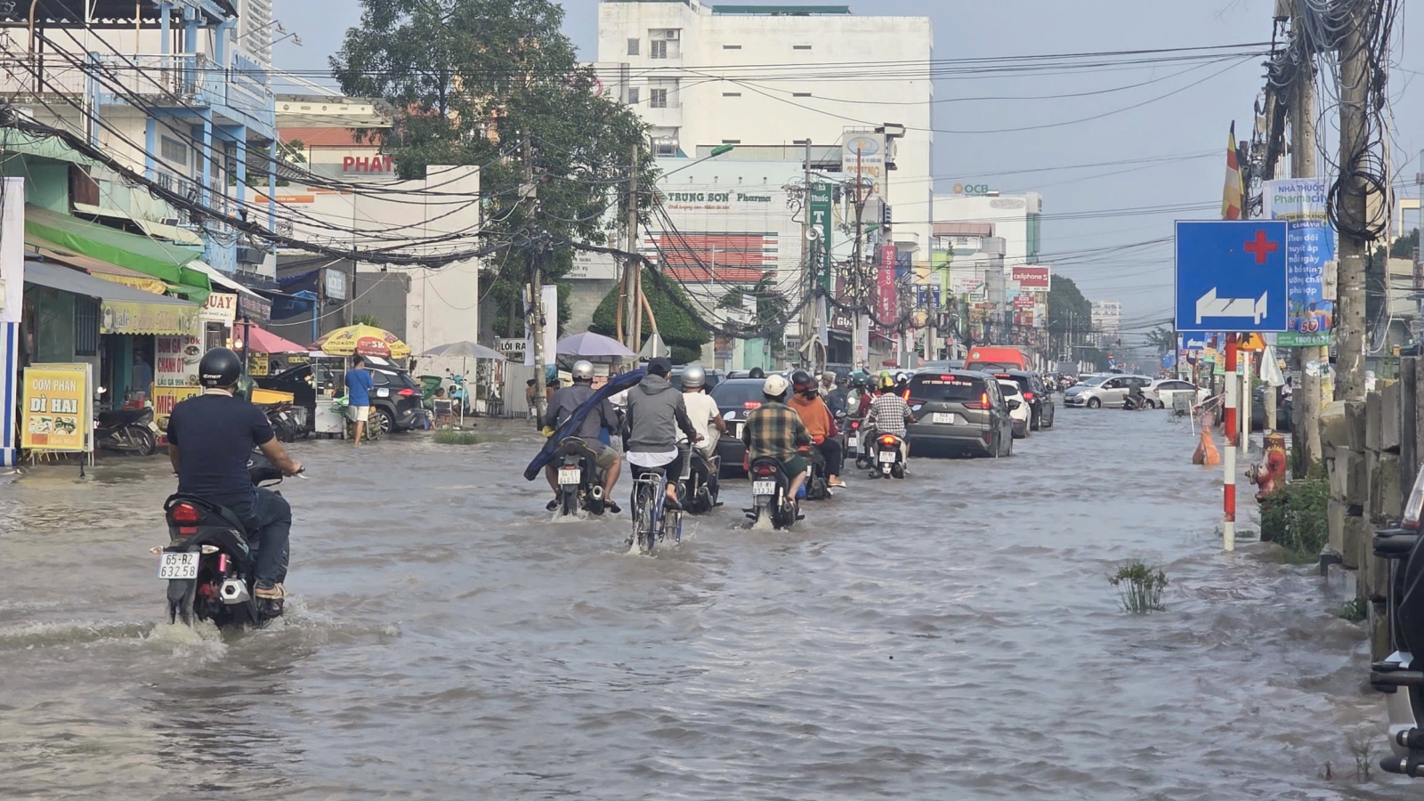 Triều cường Cần Thơ vượt báo động 3, người dân chật vật đi lại