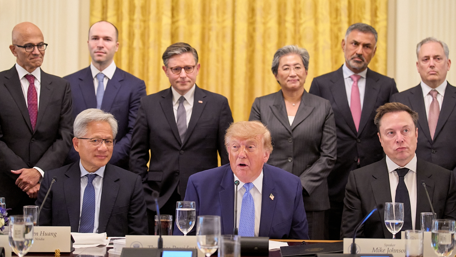 Nóng thế giới hôm nay 1/10: Ông Trump ký "hiến pháp AI" với các CEO công nghệ