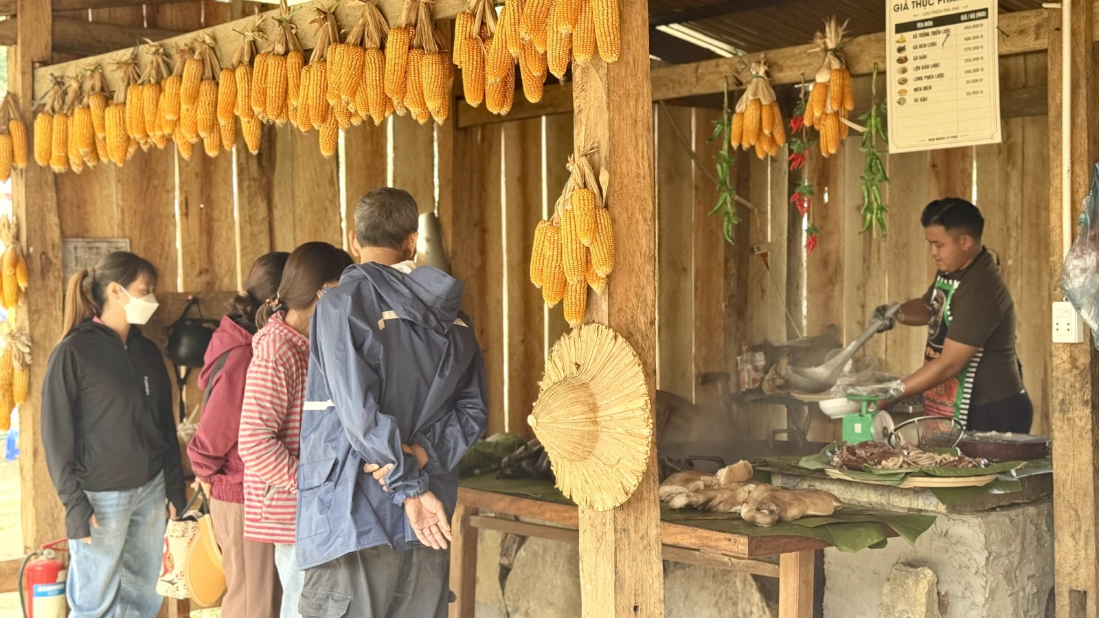 Người trẻ Sơn La làm du lịch từ văn hóa bản mình