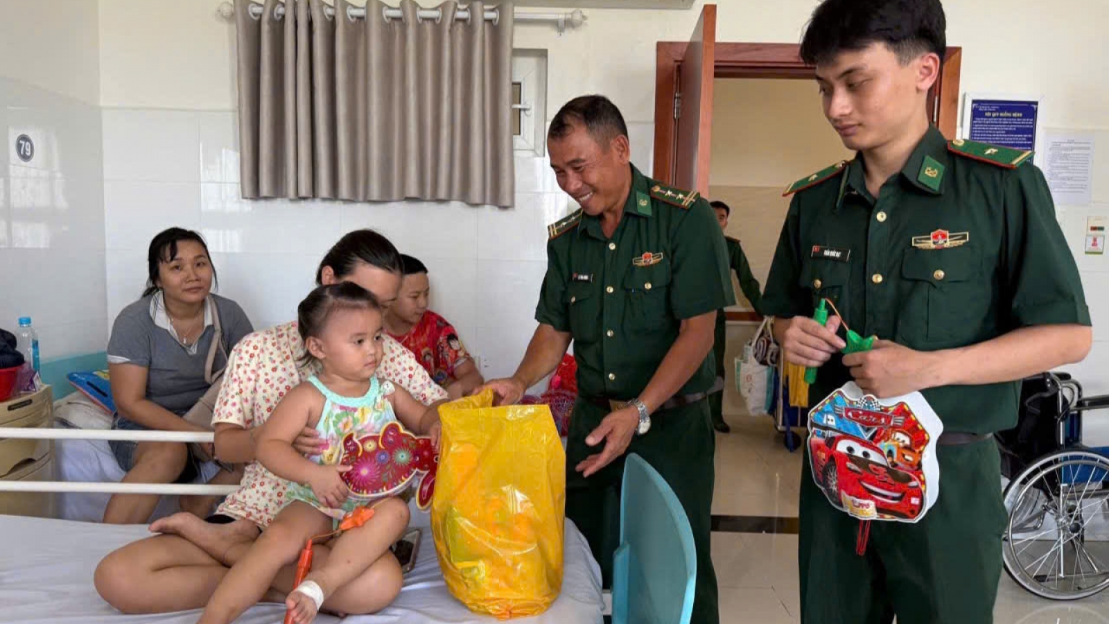 Bộ đội Biên phòng mang Trung thu đến tận giường bệnh cho trẻ em ở Vũng Tàu