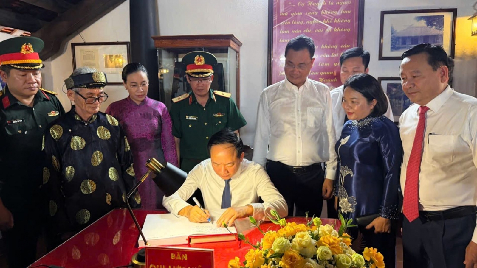 Trưởng Ban Tuyên giáo Trung ương dâng hương cụ Huỳnh Thúc Kháng