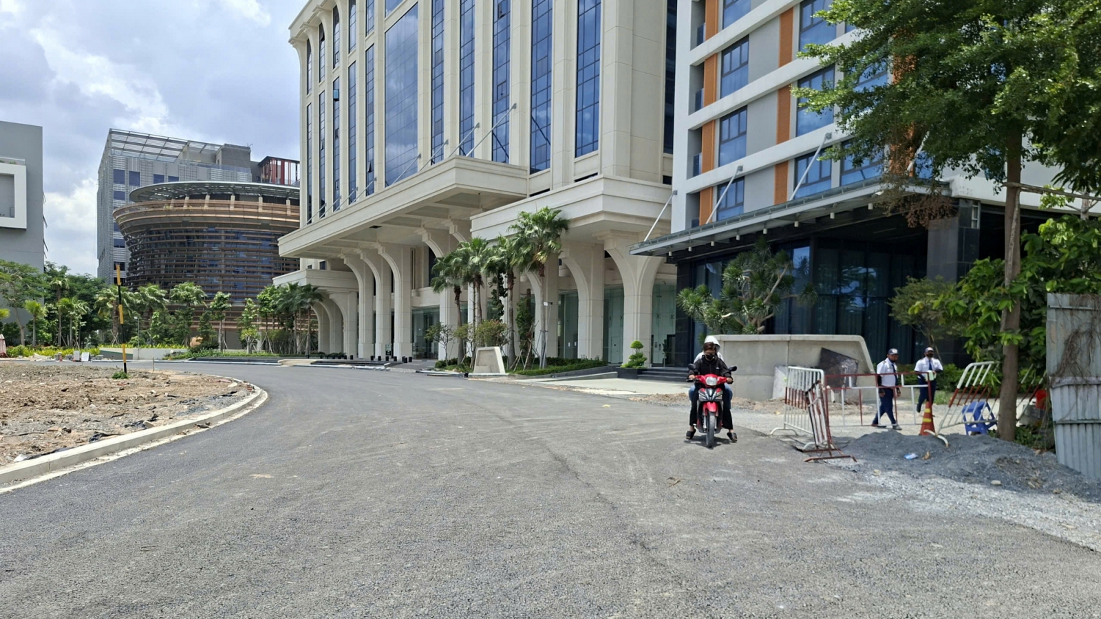 Trường Đại học Văn Lang tháo rào chắn đường ven rạch Xuyên Tâm