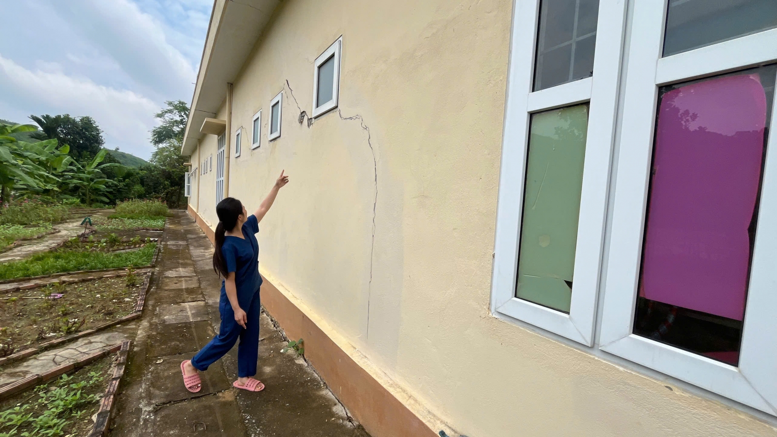 Thầy cô, phụ huynh mong sửa điểm trường mầm non sụt lún, nứt toác
