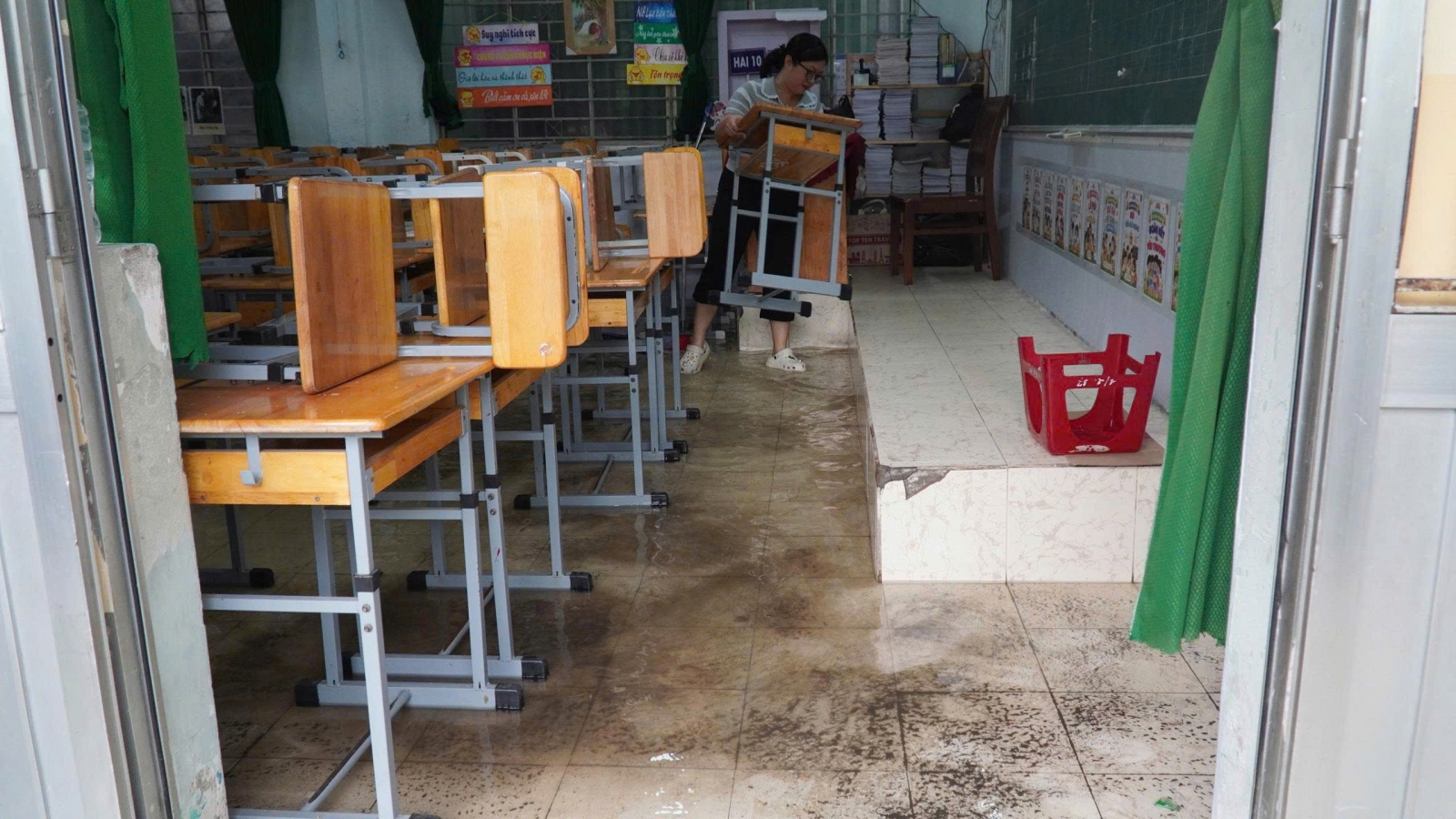 Sau mưa lớn liên tục, khẩn trương dọn vệ sinh trường học ở TP.HCM