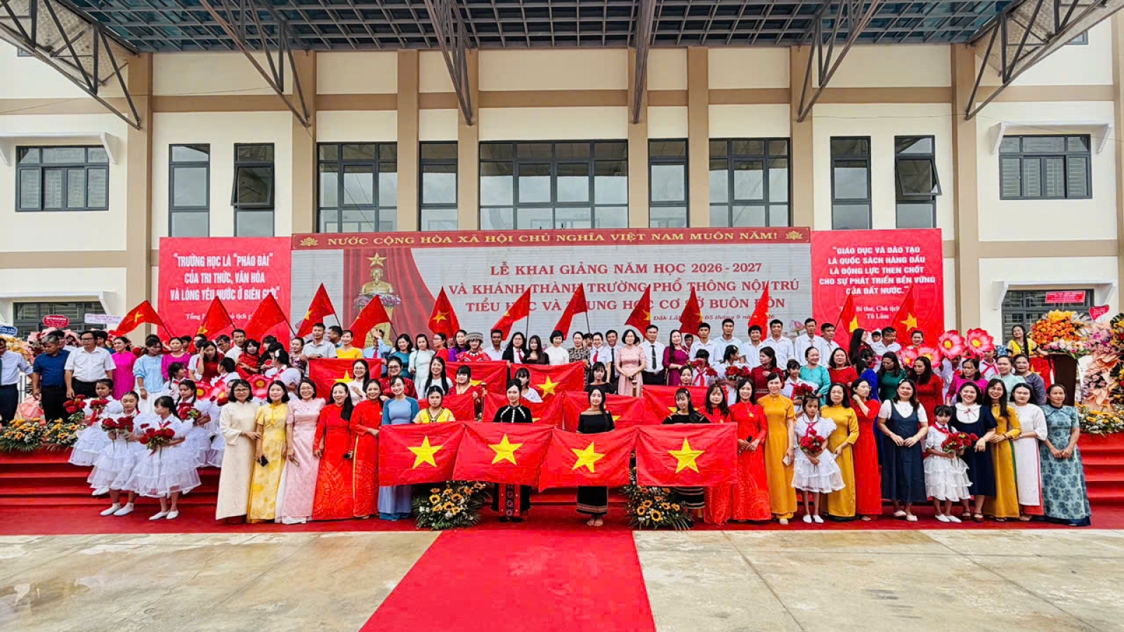 Rực rỡ ngày khai giảng ở biên giới Buôn Đôn, xã lớn nhất Việt Nam
